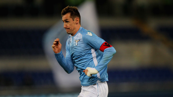 阿隆索在皇家马德里时间已经不多齐达内和阿尔韦罗亚正等着他上场（阿隆索在皇马的时间进入倒计时，齐达内和阿韦罗亚正等他登场）