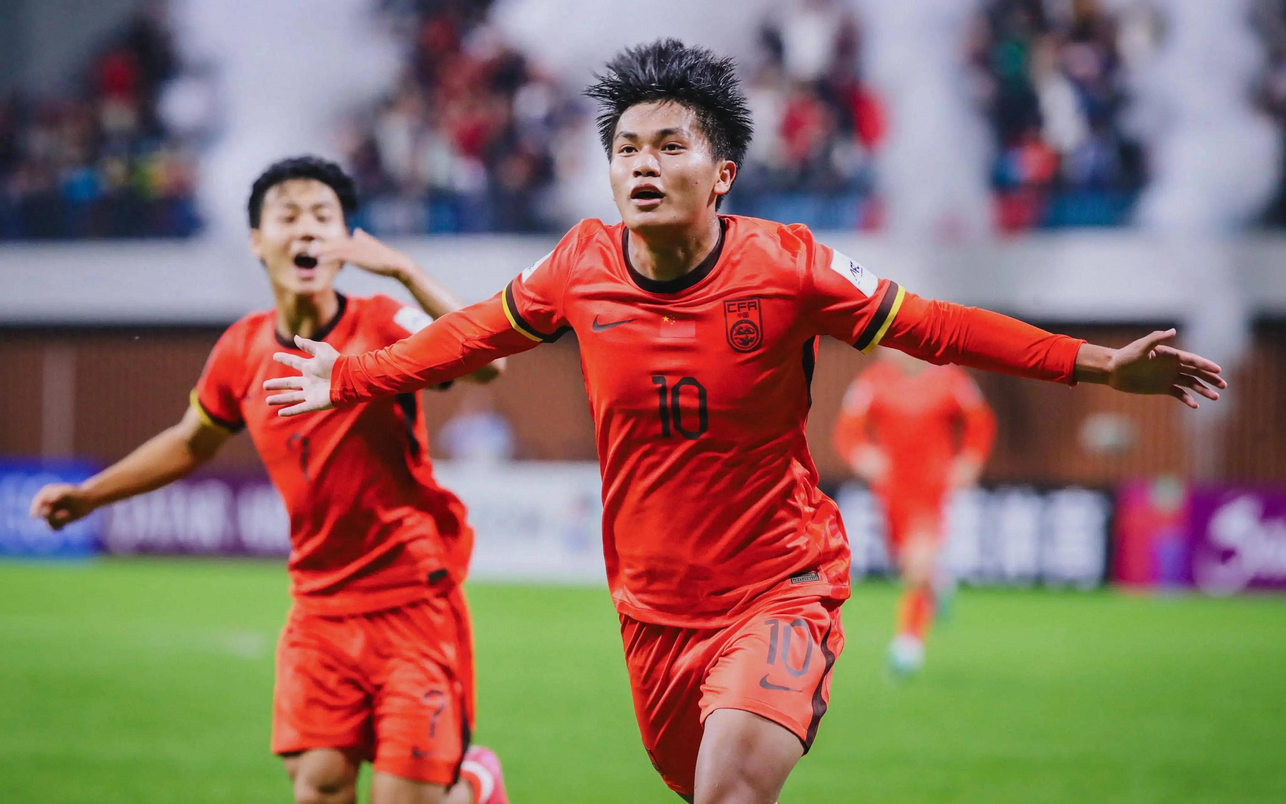 荷兰女国脚罗尔德公开谈论与女友恋情，两人曾因亲密照片受批评（荷兰女足国脚罗尔德公开谈与女友的感情，二人曾因亲密照遭到批评）