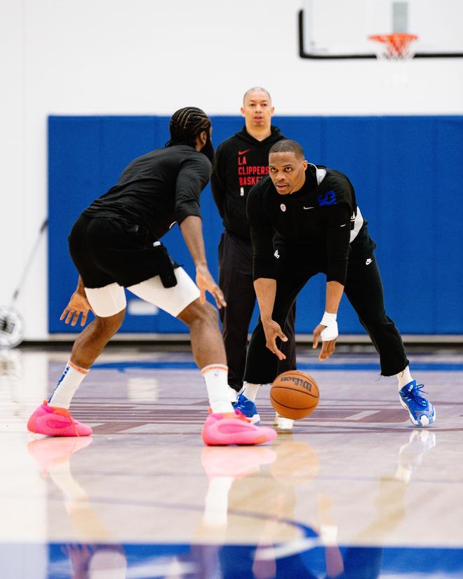 他三分一旦开张就挡不住（他三分手感一来，谁也拦不住）