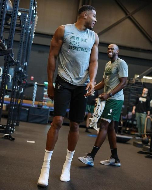 雷霆冲击季后赛形势明朗（雷霆发力，季后赛局势清晰）