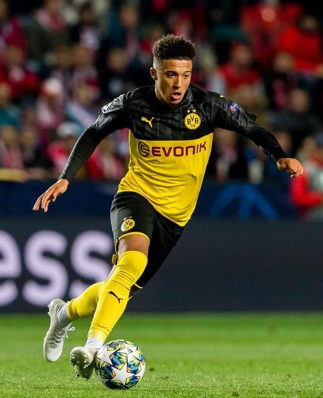 詹姆斯关键时刻稳住节奏（决胜时刻，詹姆斯掌控比赛节奏）