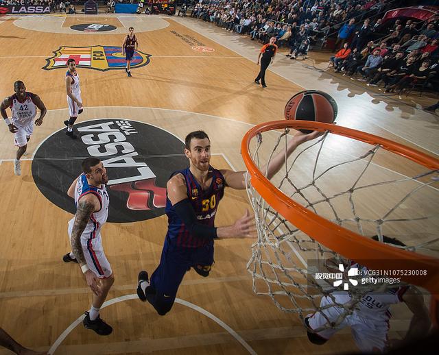 犯规太快！杨瀚森首节登场3分49秒领到第二次犯规被换下场（首节出战仅3分49秒，杨瀚森早早两犯被换下）