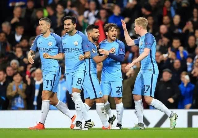 世体：巴萨凌晨抵达西班牙，为让球员休息弗里克取消次日训练（世体：巴萨凌晨返西班牙，弗里克为球员休整取消明日训练）