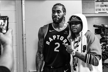 女足明星遭百万富翁跟踪骚扰，雇佣保镖应对（女足明星遭富豪纠缠跟踪，被迫雇保镖护身）