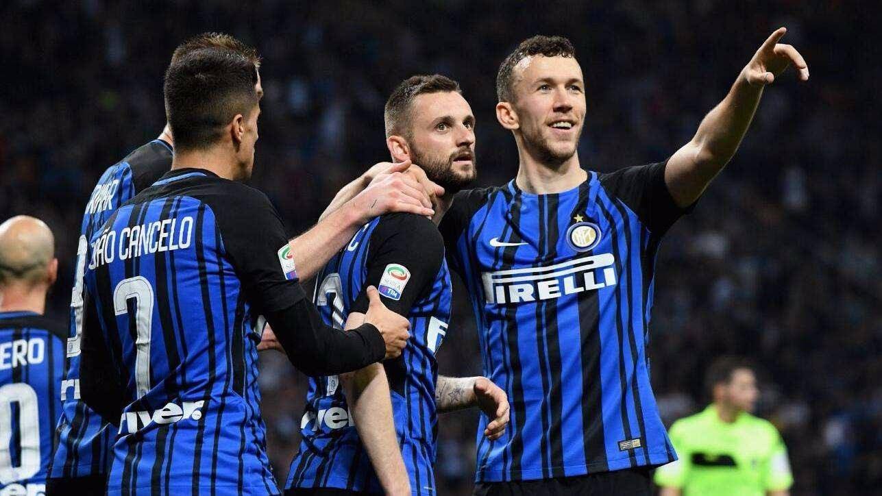 给爷整笑了，曼奇尼假意亲吻布鲁马多，将布鲁马多逗笑（曼奇尼作势亲吻布鲁马多，逗得布鲁马多当场大笑）